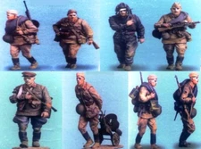 1/35 Scale Soviet WWII Resin Figures Set - 8 Soldiers with MG Gunner Unassembled