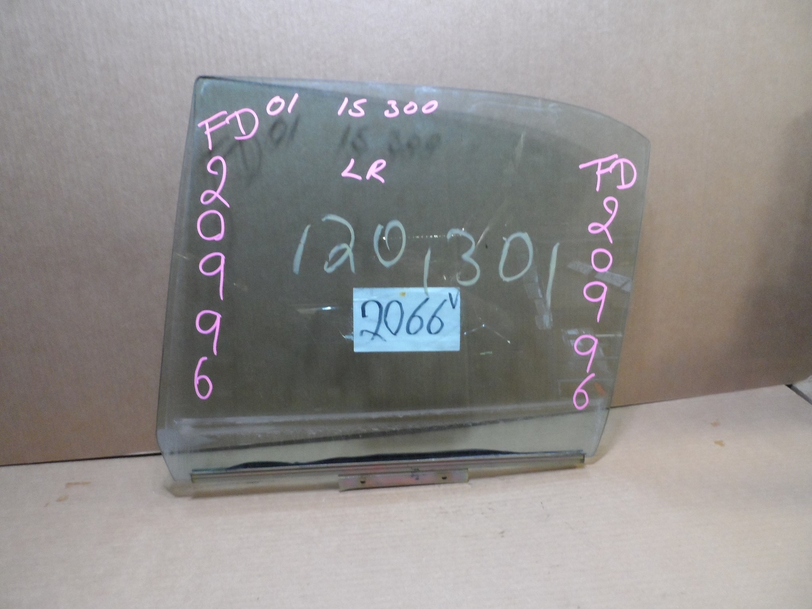 01 02 03 04 05 Lexus IS300 REAR DRIVER Side Door Glass USED #2066-V