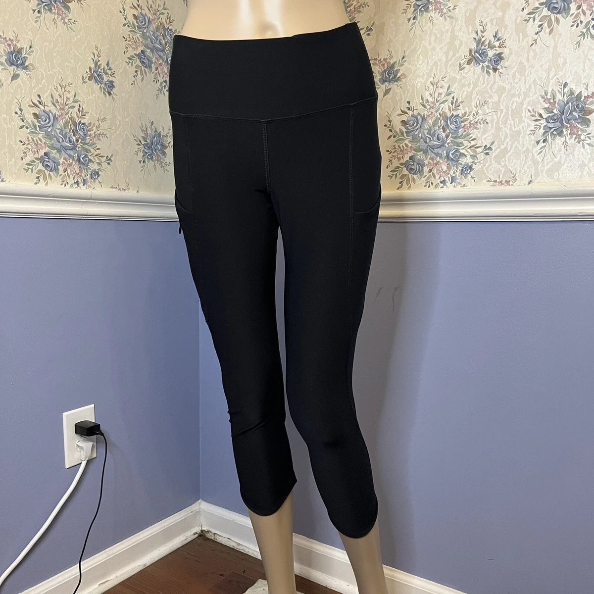 Vogo athletica black yoga pants leggings, has POCKETS! size s