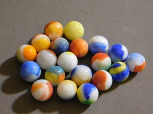 LOT-OF-20-VINTAGE-MULTI-COLOR-AKRO-AGATE-SWIRL-CORKSCREW-GLASS-MARBLES-M-74