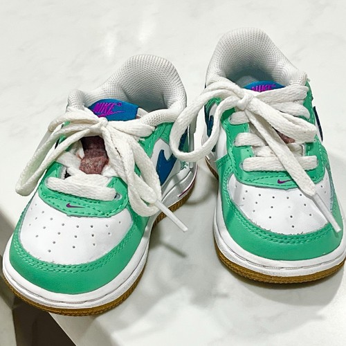 Scarpe Nike Air Force 1 LV8 bambino 'White/Green Abyss' FJ4809 100 - taglia 4C usate in ottime condizioni! - Foto 7 di 7