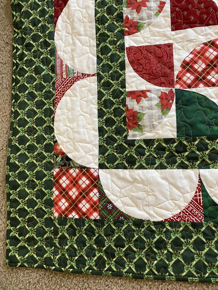 Edredón hecho a mano de Navidad rojo verde blanco oro acebo lazos estrellas galletas Foto 3 de 4