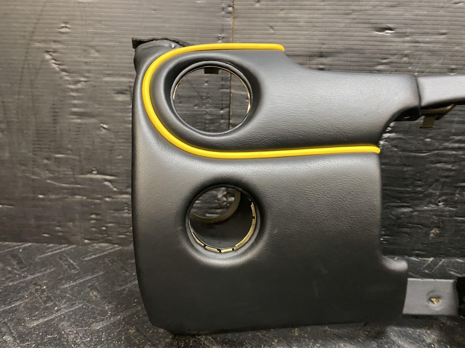 2002 MASERATI SPYDER LOWER DASH PANEL BOARD BLACK LEATHER YELLOW ACCENT