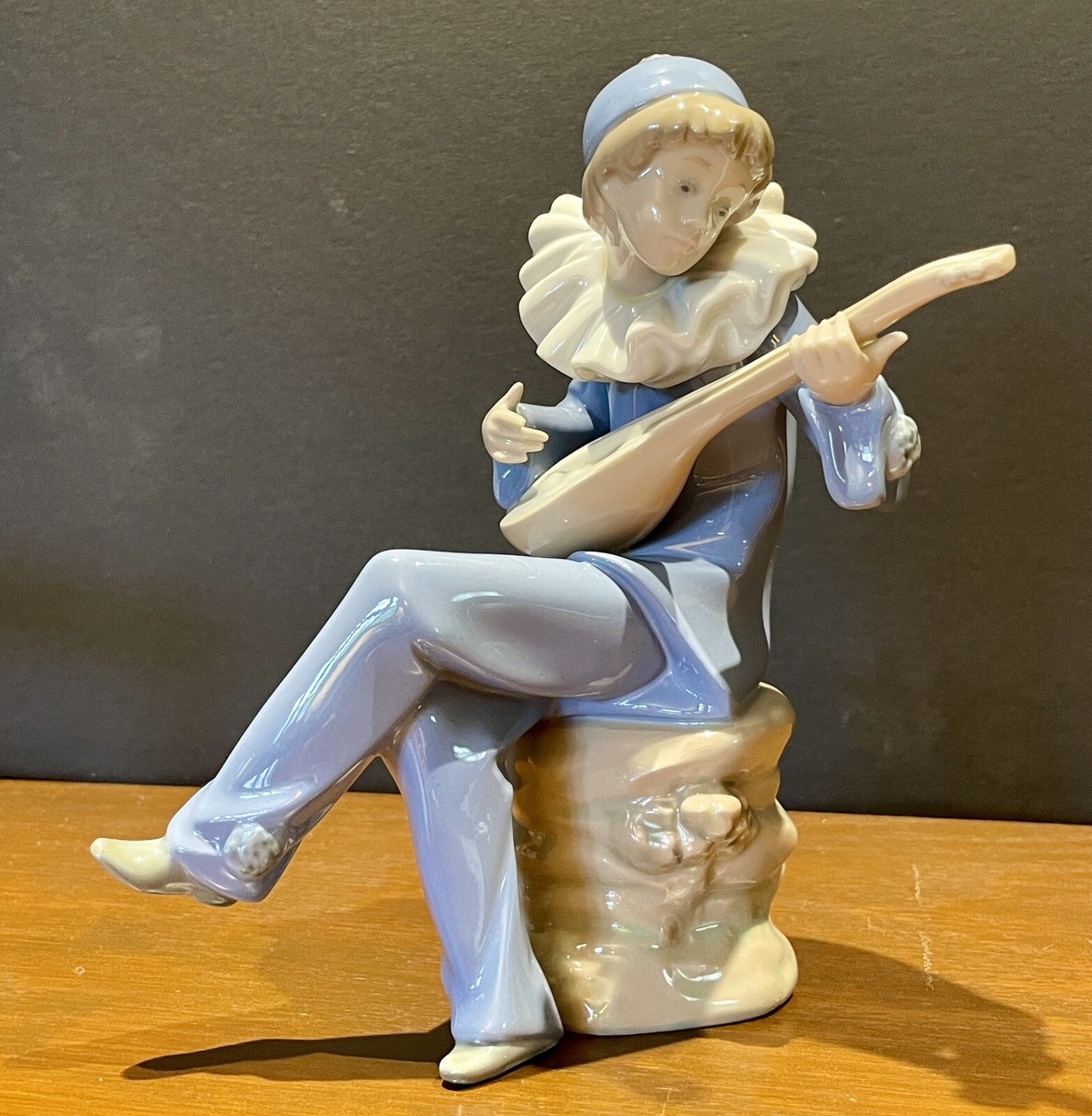 NAO Lladro 1078 Strumming Boy Minstrel Pierrot Playing Lute Sad