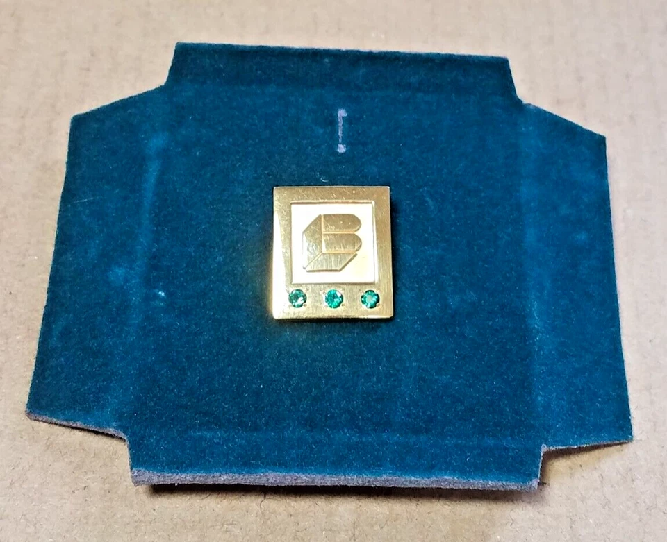 VTG STAMPED JOSTENS 1/10 10KGF 3 GREEN EMERALD STONES SERVICE AWARD PIN TIE TAC - Image 3 of 4