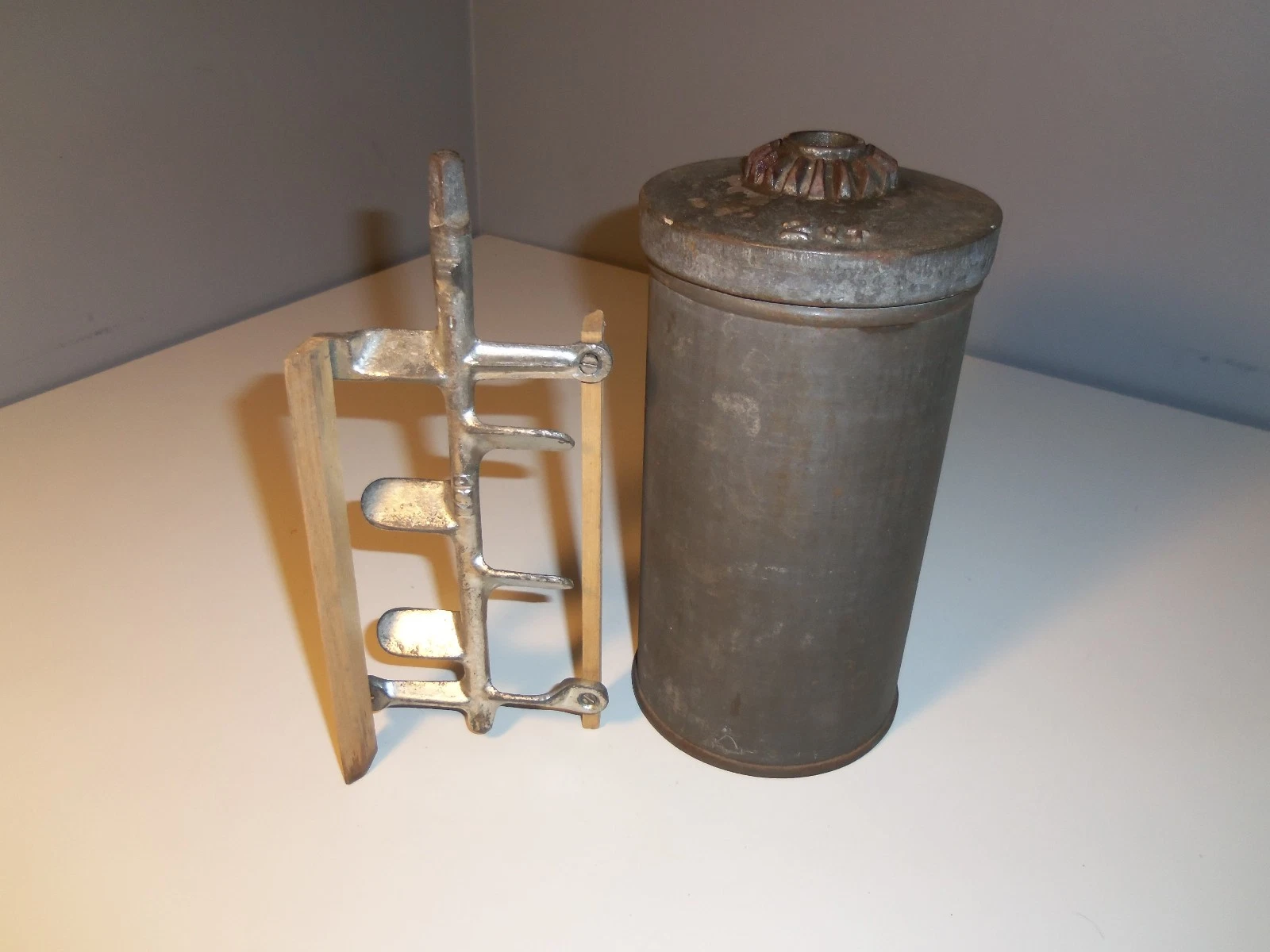 WHITE MOUNTAIN HAND CRANK 2 QUART ICE CREAM MAKER CANISTER LID & DASHER BLADES
Opens in a new window