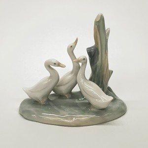 Nao By Lladro Daisa Porcelain Group of White Ducks 4.5