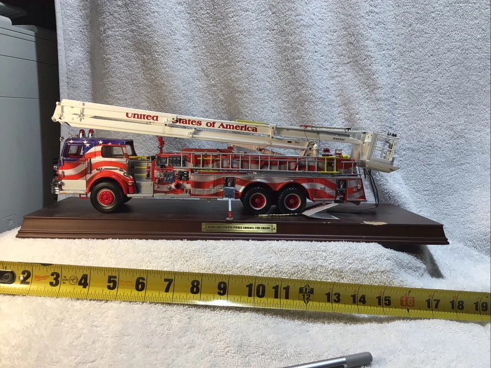 FIRE ENGINE LTD. EDITION 1148/ 3500 FRANKLIN MINT STARS & STRIPES SNORKEL - Image 2 of 4