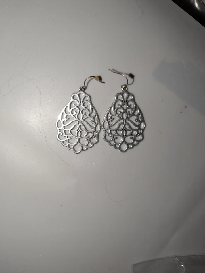 Pendientes colgantes tono plata marca Lucky Foto 2 de 2