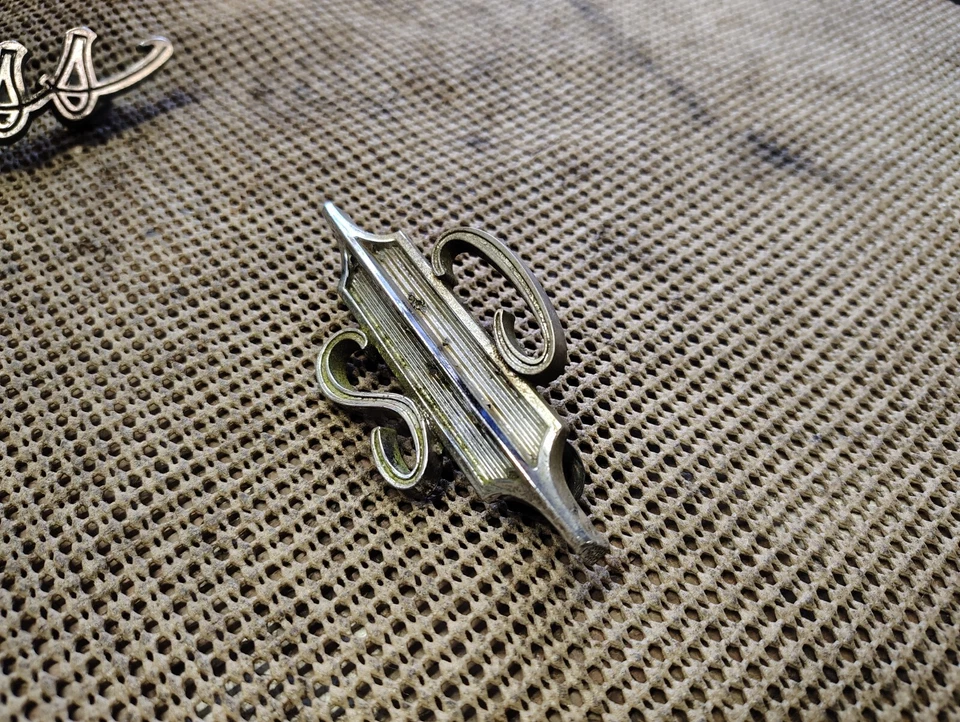 Oldsmobile Cutlass Supreme 1967 guardabarros y emblemas de tapa de maletero 395064 7674522 Foto 4 de 4