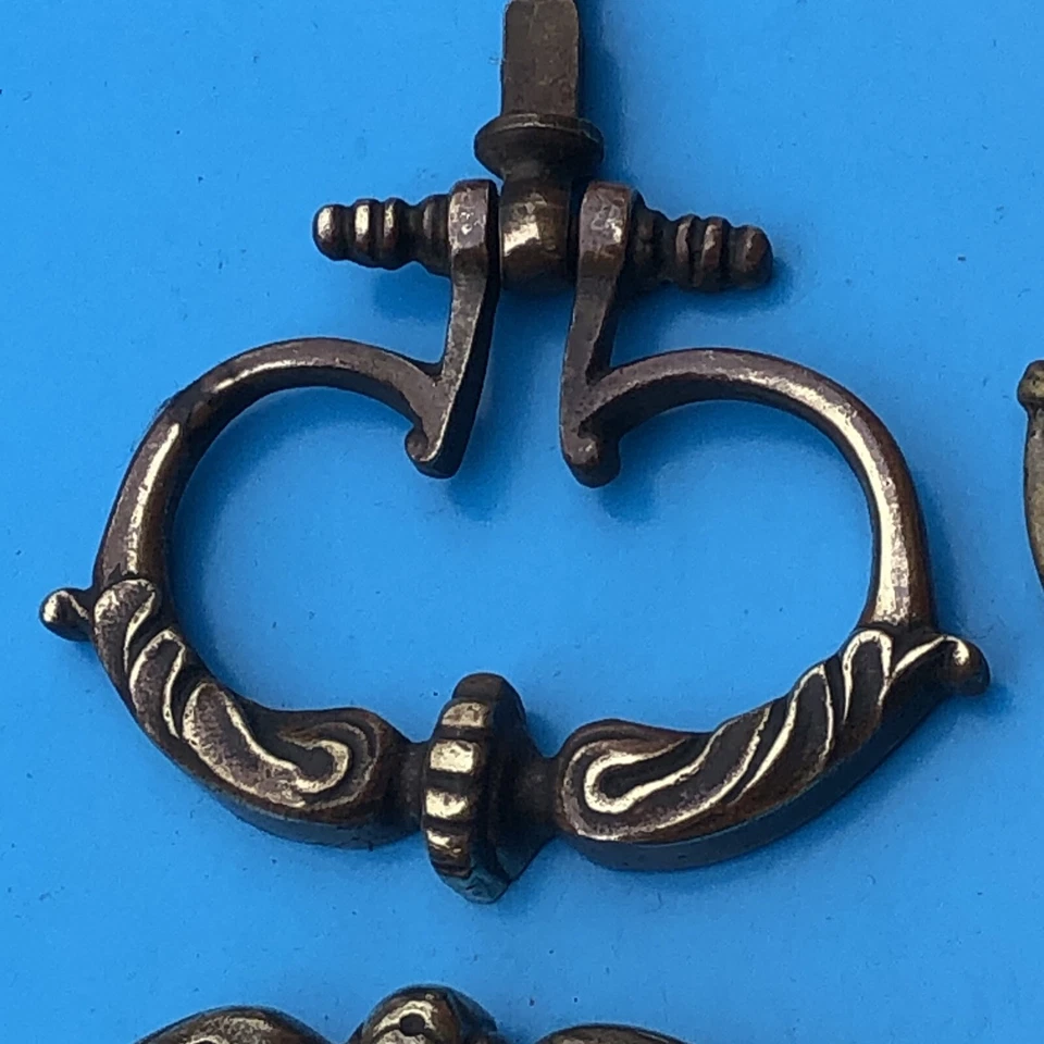 Ancienne poignée  de  tiroir de  commmode en  laiton   - Photo 2/4