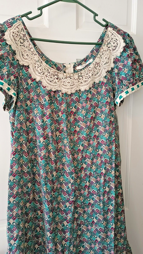 Vestido Pradera Hawaiano De Colección Liberty House x Sun Babies Muu Muu Ditsy Estampado Mediano - Imagen 4 de 9
