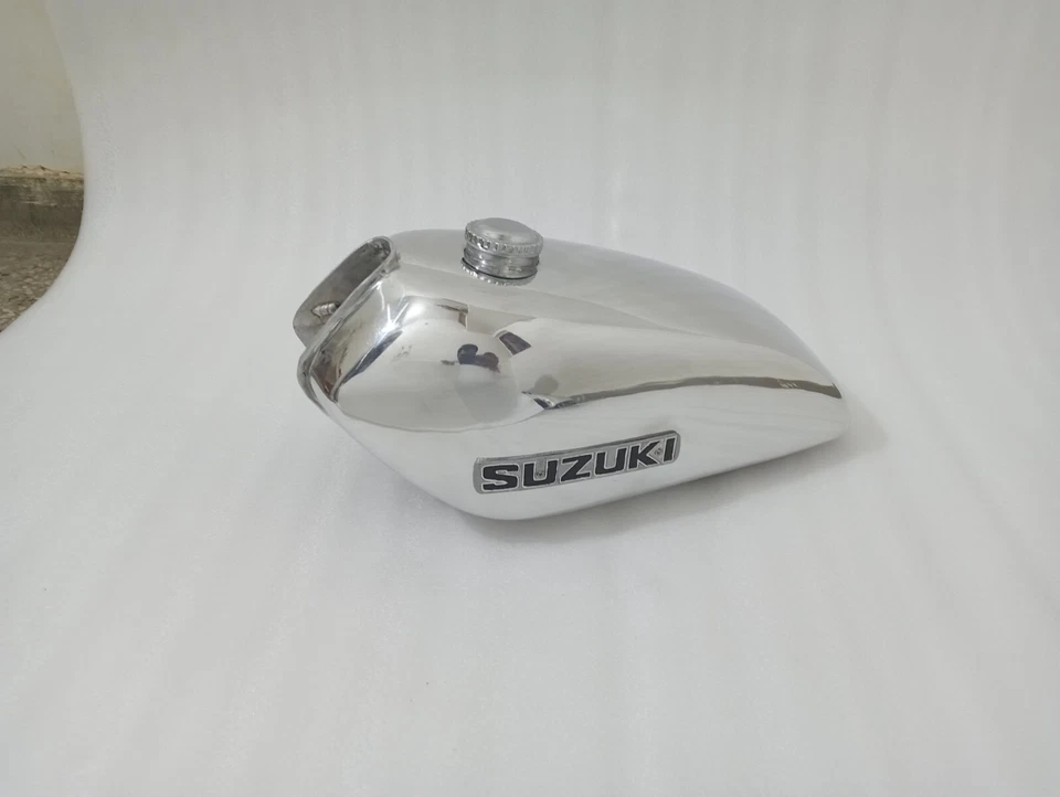 Suzuki TS250 TS 250 1971-76 Aluminio Combustible Gasolina Tanque + Tapa + Insignias |Apto para Foto 4 de 4