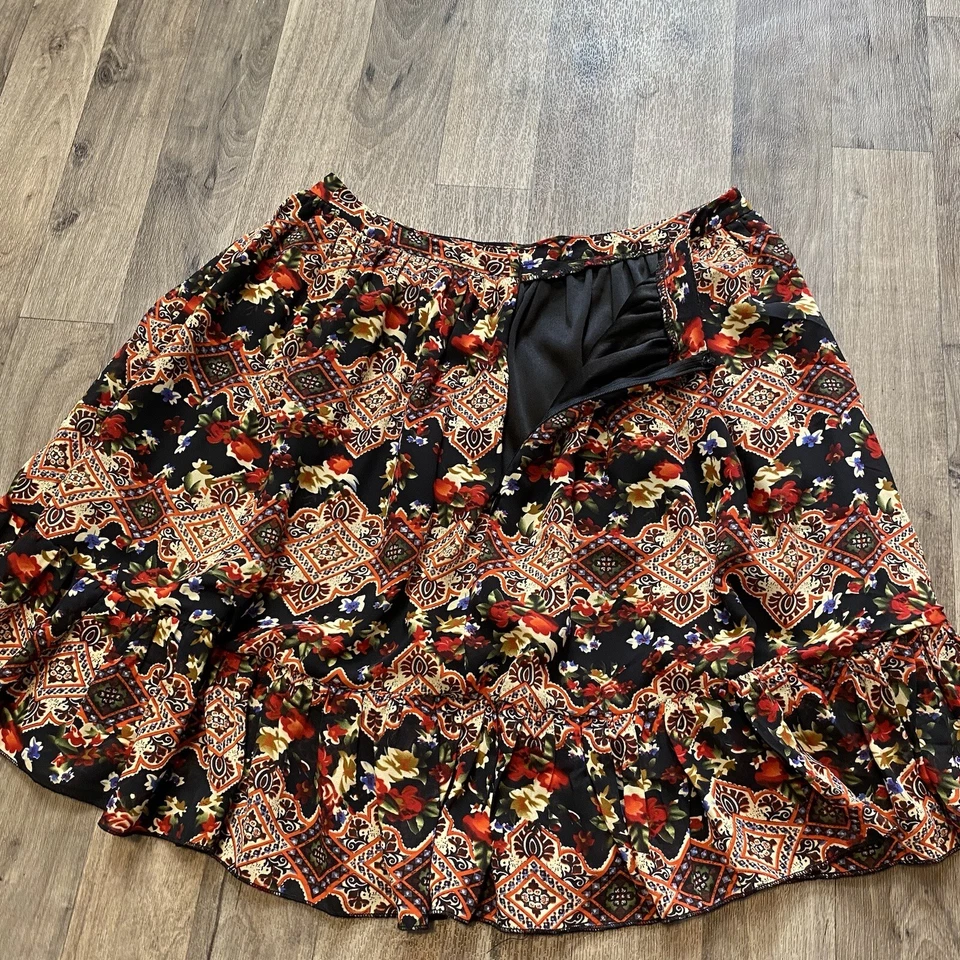 Falda Poppy Lux Talla 4 Roja Negra Floral Patinadora Geométrica Foto 4 de 4