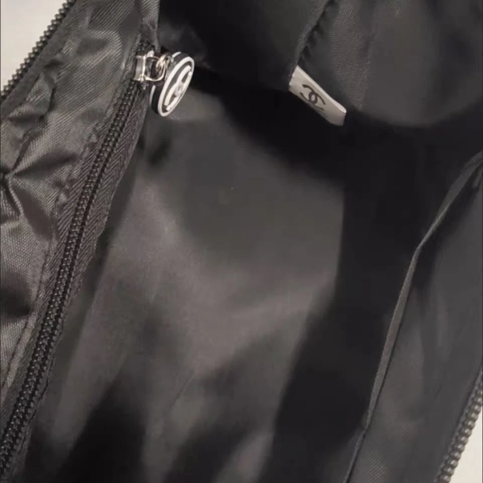 Nueva bolsa de maquillaje Chanel auténtica | Bolsa de artículos de tocador gran capacidad de GWP REGALO Foto 3 de 4