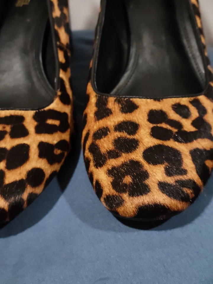 NUEVO Michael Kors Zapatos de salón de pelo de becerro con estampado de leopardo Tacón bloque de 3 pulgadas Talla 8 Foto 2 de 4