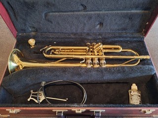 Trompeta Holton EE. UU. con estuche y 7 boquillas para piezas y o reparación