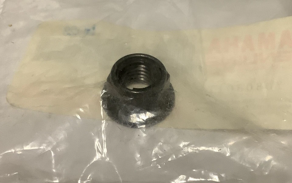 TUERCA AUTOBLOQUEANTE YAMAHA 10 X 1,25 MM 90185-10801 ZUMA VINO NUEVO DE LOTE ORIGINAL  Foto 2 de 2