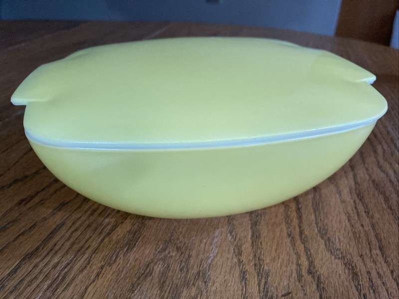 VINT. PYREX PRIMARY COLORS YELLOW SQUARE 1.5 QT. CASSEROLE/SERVING DISH W/LID 