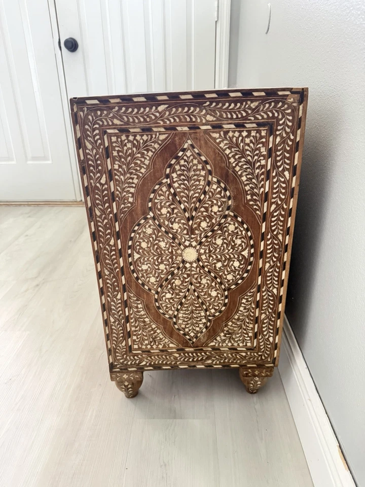 Cajonera antigua anglo india festoneada Foto 4 de 4