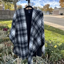 Eivissa Shawl Black & White One Size Fits all