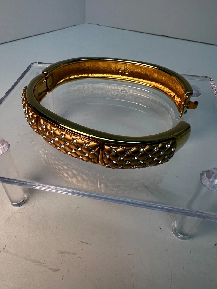 PULSEIRA SWAROVSKI, STRASS CINTILANTE E PULSEIRA DOURADA. EXCELENTE. COND. - Imagem 3 de 4