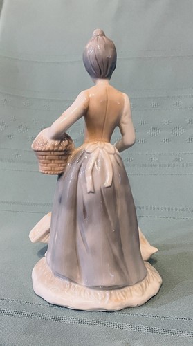 Signora che nutre oche con cesto - Statuina porcellana vintage 8" - Foto 5 di 12