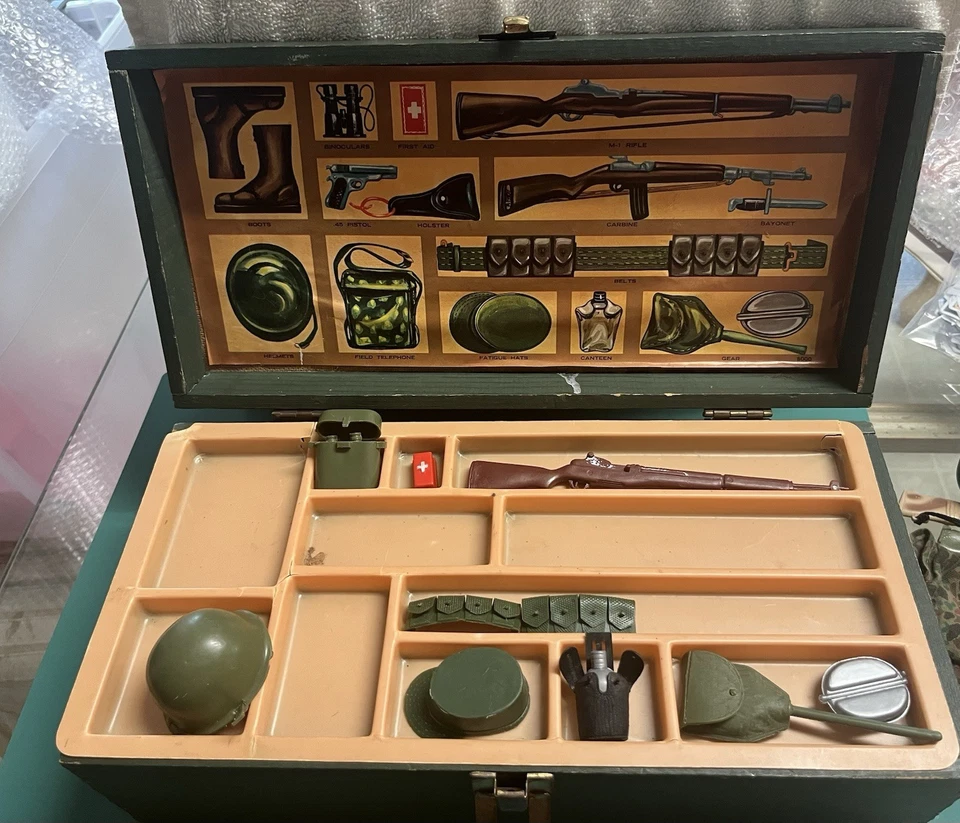 Caja de almacenamiento de madera Hasbro GI Joe vintage accesorios años 60 34 piezas Foto 2 de 4