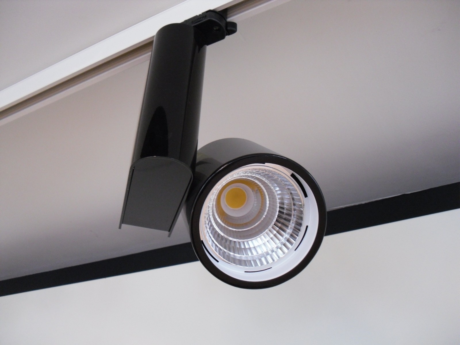 Exenia BOOK 600E15250: Efficienza LED 41W in Alluminio Nero Lucido