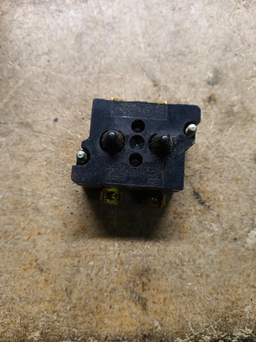  OPEN BOX EATON CUTLER HAMMER 10250T1 PUSH BUTTON CONTACT BLOCK 