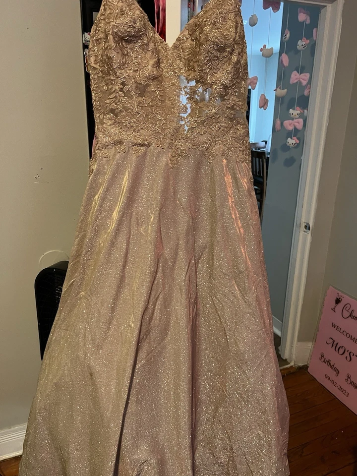 Lindo vestido largo de graduación champán*tiene bolsillos* Foto 2 de 3