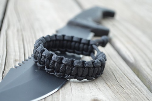 Pulsera de supervivencia ajustable Mad Max Fury Road Tom Hardy estilo Paracord - NEGRA - Imagen 1 de 14