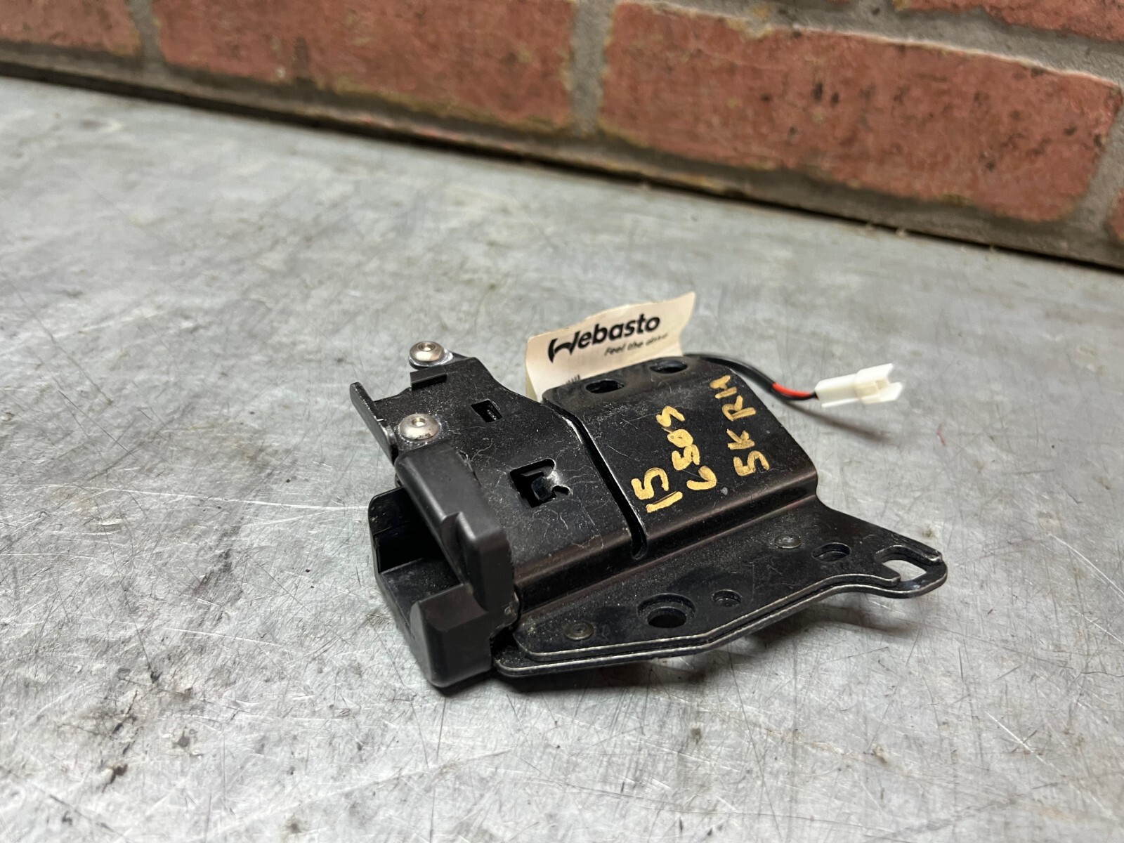 2015 MCLAREN 650S CONVERTIBLE TOP ROOF RIGHT SIDE LOCK LATCH PAD