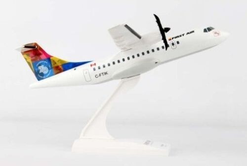 Skymarks SKR912 First Air ATR-42-500 75th Annv C-FTIK Desk Model 1/100 Airplane - Bild 9 von 10
