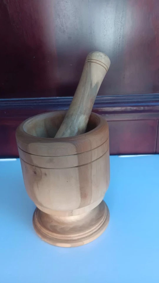 Juego de mortero y mortero torneado de madera Foto 2 de 4