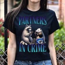 Camiseta Partners in Crime mapache y zarigüeya comer galletas retro unisex camiseta negra