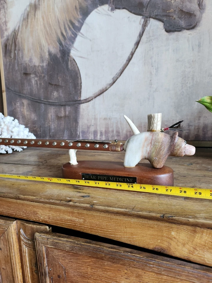 RARO Nativo Americano TOMAS DOUGH JR. Escultura firmada 08/88 'Bear Pipe Medicine' Foto 3 de 4