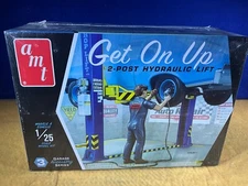E12-53 AMT MODEL - GET ON UP / 2 POST HYDRAULIC LIFT - 1:25 SCALE - SEALED - NIB
