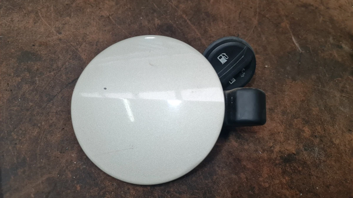 Ve commodore 2024 fuel flap