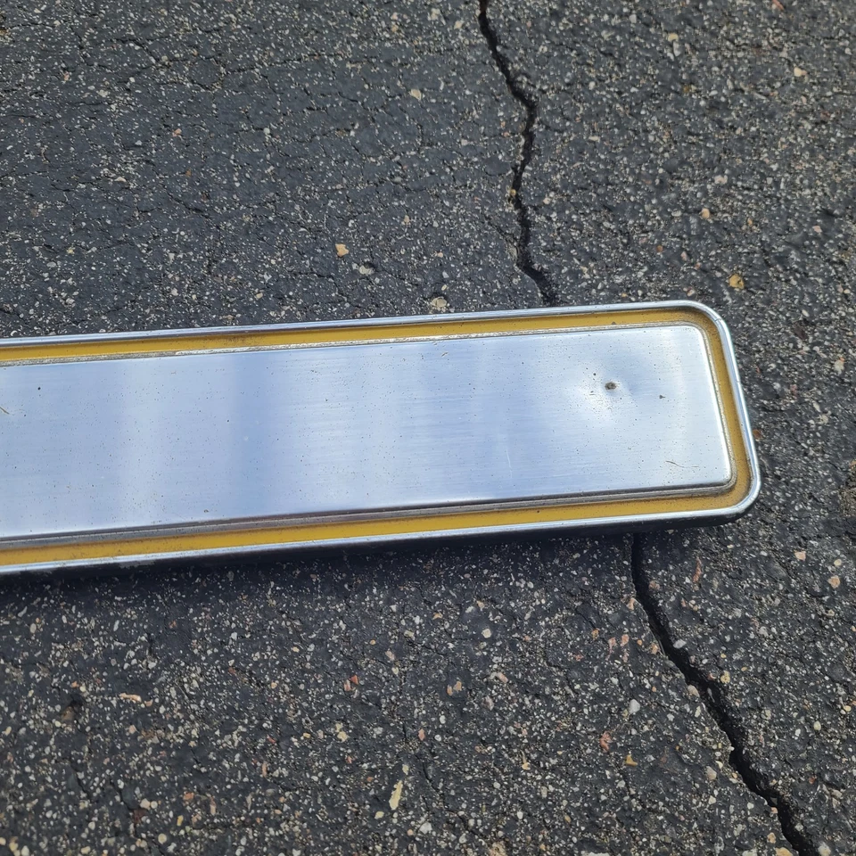 1977 Amarelo Apenas Um Ano! PAINEL DE ACABAMENTO ESTREITO DA TAMPA DA CAÇAMBA DE ALUMÍNIO CHEVROLET C10 C20 - Imagem 3 de 4