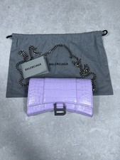 sac Balenciaga hourglass wallet on chain shiny croc embossé lilac chaine argent
