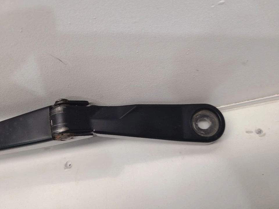 Brazo limpiaparabrisas izquierdo para conductores Volkswagen Beetle GLS 2004 Foto 2 de 4