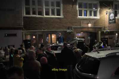 Foto 6x4 Singen vor der Menge Bourne\/TF0920 vor den Burghley Arms. c2022