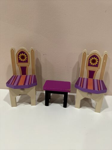 Meble w skali Barbie, para drewnianych krzeseł i stołu - Zdjęcie 1 z 10