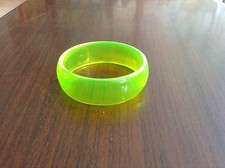 Bracciale Verde Fluo in Resina Trasparente. Diametro int. 6.8 cm altezza 3 cm.