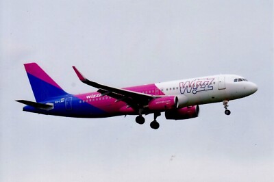 300056/ Foto   AIRBUS A320   WIZZ   HA-LWZ
