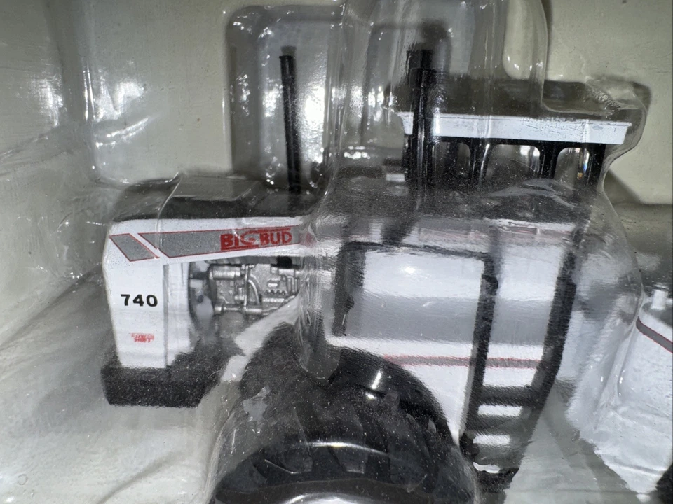 1/64 Big Bud 740 4WD Tractor With Duals Silver Engine SpecCast Prairie Monster - Image 4 of 4