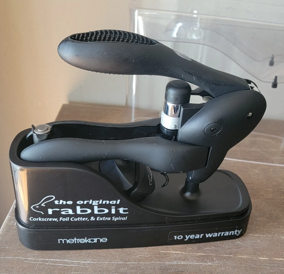 Sacacorchos El Conejo Original con Cortador de Lámina Espiral Extra, Por Metrokane Foto 3 de 4