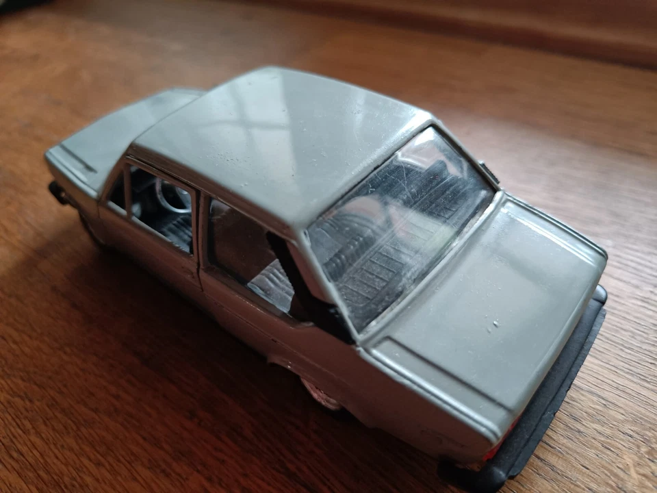 1/25 FIAT 131 MIRAFIORI MARCA POLISTIL STRADALE COLORE GRIGIO BUONE CONDIZIONI - Immagine 4 di 4