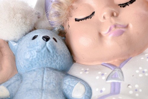 Entzückendes Baby Mädchen schlafend mit Teddybär im Hut - Vintage Keramik Schmuckschatulle - Bild 9 von 11